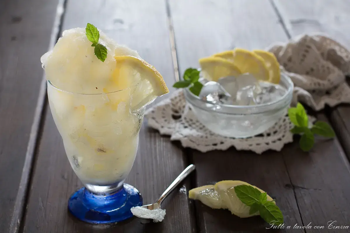 Sorbetto al limone fatto in casa, perfetto per rinfrescarsi. Ecco come conservare il sorbetto fatto in casa per gustarlo al meglio.