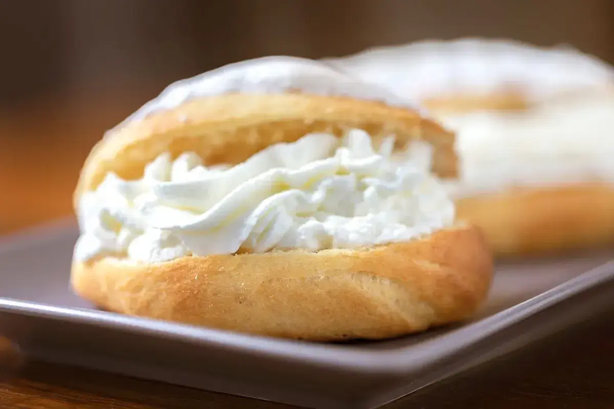 Dolci soffici ripieni di panna montata, un'idea golosa su cosa fare con la panna da montare.