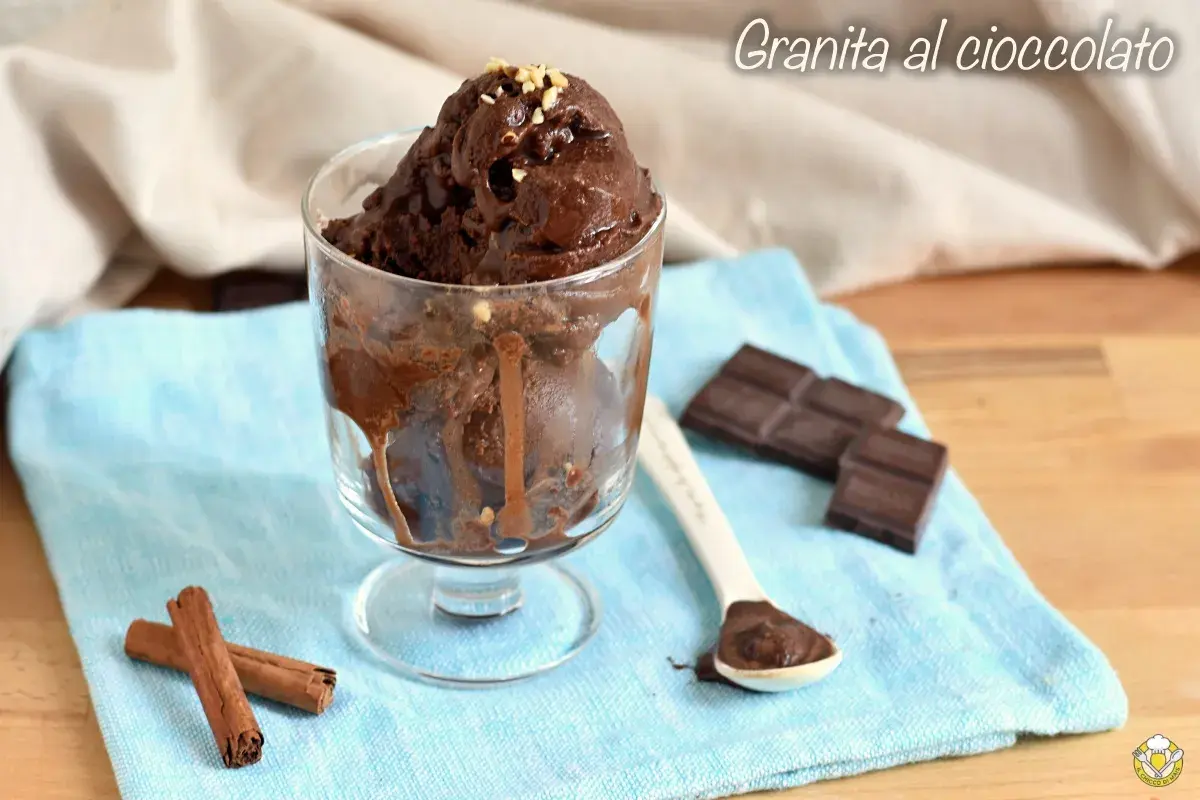 Granita al cioccolato catanese senza gelatiera, cremosa e golosa, servita in coppa con cioccolato fondente e cannella.