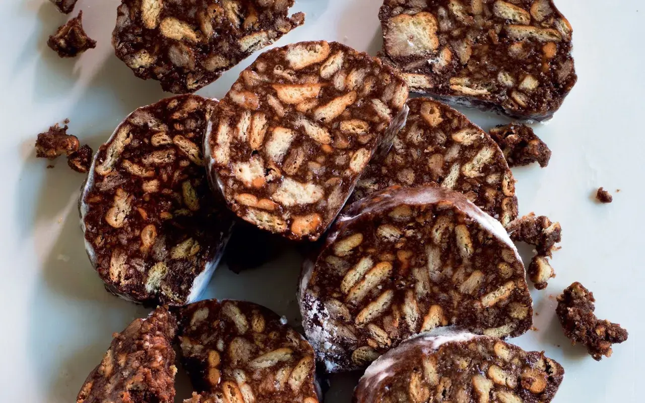 Saporita torta di biscotti e cioccolato, perfetta per ricette con cioccolato al latte avanzato. Un dolce goloso e facile da preparare.