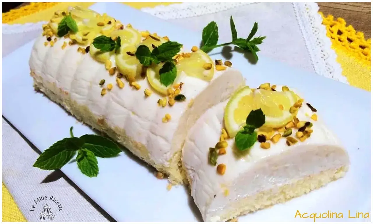 Delizia al limone: rotolo soffice con crema al limone, guarnito con fettine di limone, pistacchi e menta.