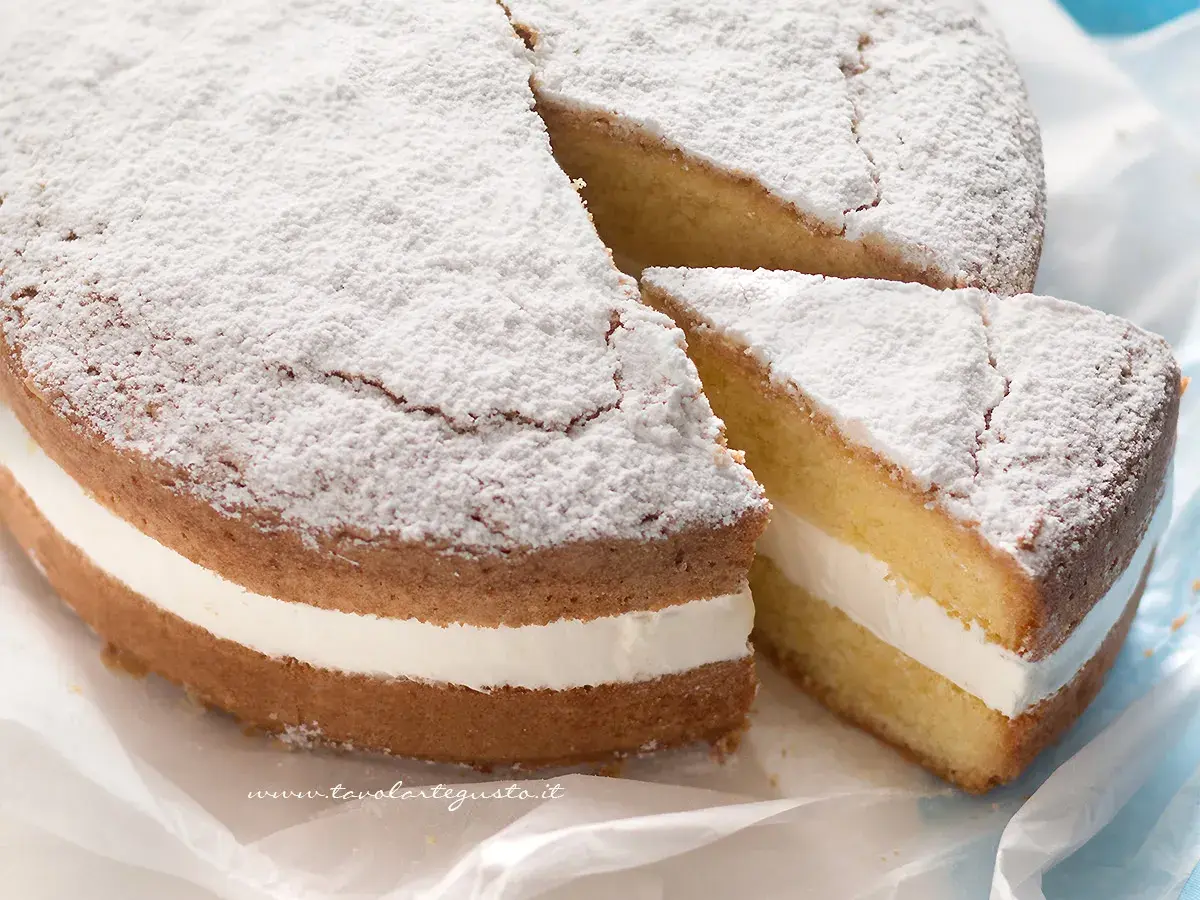 Torta Kinder Paradiso soffice e golosa, con pan di spagna e crema vellutata, spolverata di zucchero a velo.