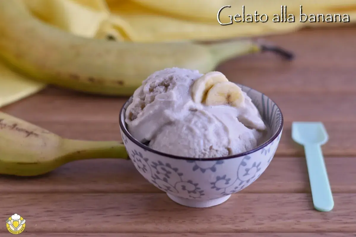 Delizioso gelato alla banana e yogurt, preparato senza gelatiera. Perfetto per un dessert fresco e salutare.