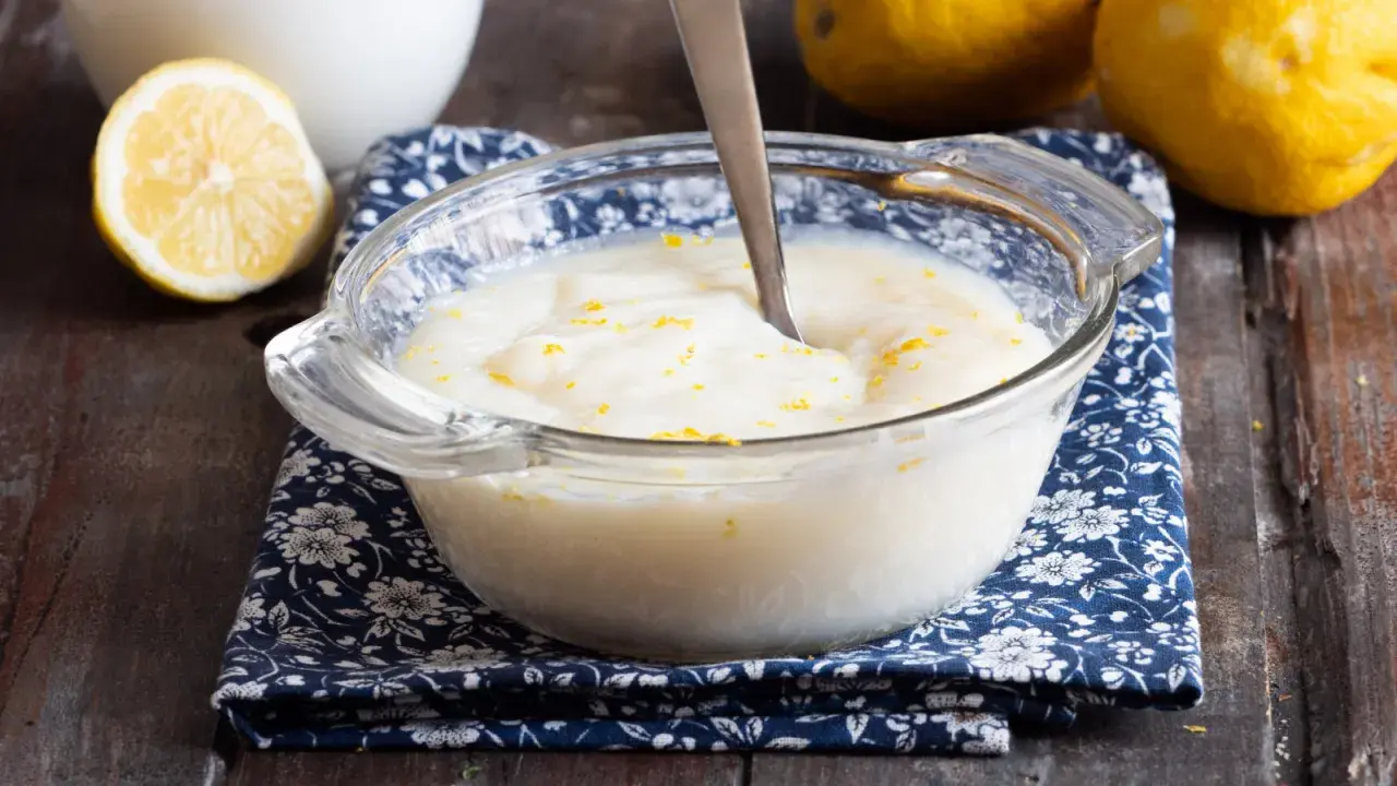 Crema pasticcera senza uova, soffice e profumata, guarnita con scorza di limone. Perfetta per farcire dolci o gustare al cucchiaio.