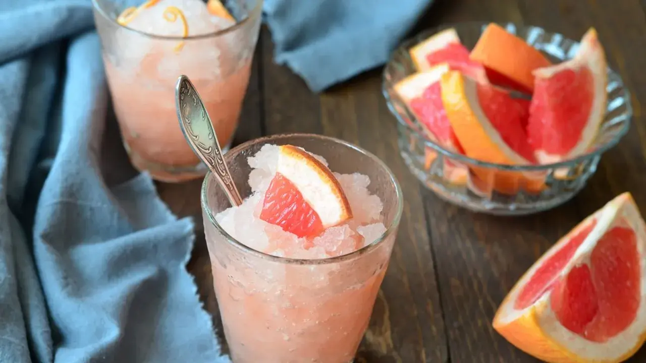 Granita al pompelmo, perfetta per scoprire come fare la granita in casa. Fresca e dissetante, con fette di pompelmo e scorza d'arancia.