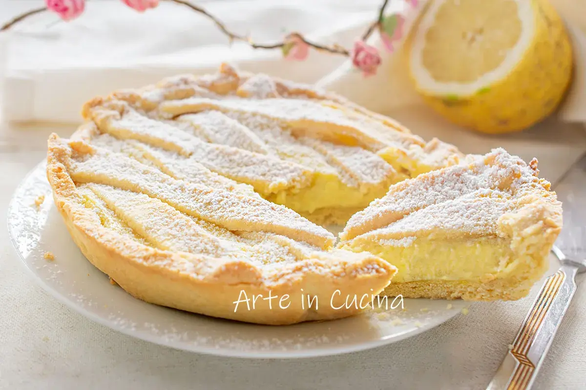 Deliziosa babbaiola Posillipo, una crostata con crema gialla e scorza di limone, spolverata di zucchero a velo.