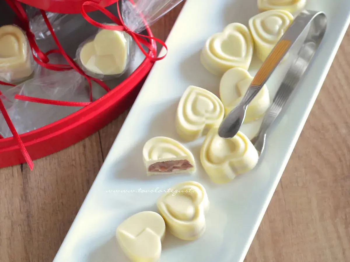 Cuori di cioccolato fatto in casa con cacao, ripieni e pronti per essere gustati.