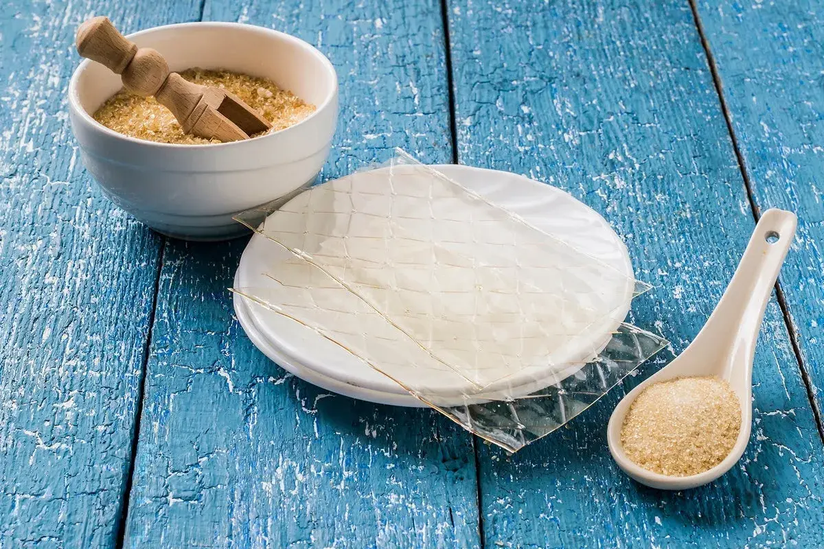 Fogli di gelatina e zucchero di canna. Per sostituire colla di pesce con amido di mais quantità, considera questi ingredienti.
