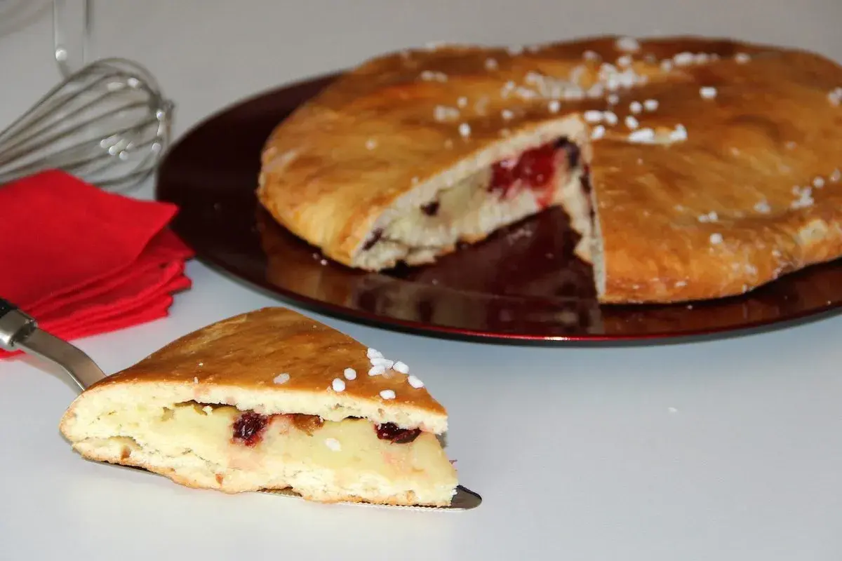 Una fetta di polacca aversana, dolce ripieno di crema e ciliegie, pronta per essere gustata.