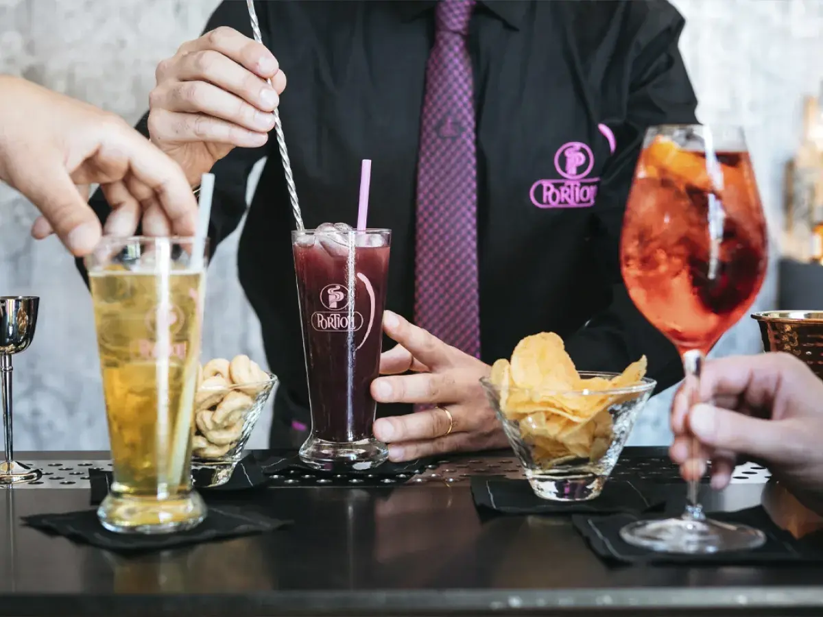 Un barista prepara una granita di caffè per bar, servita con stuzzichini.