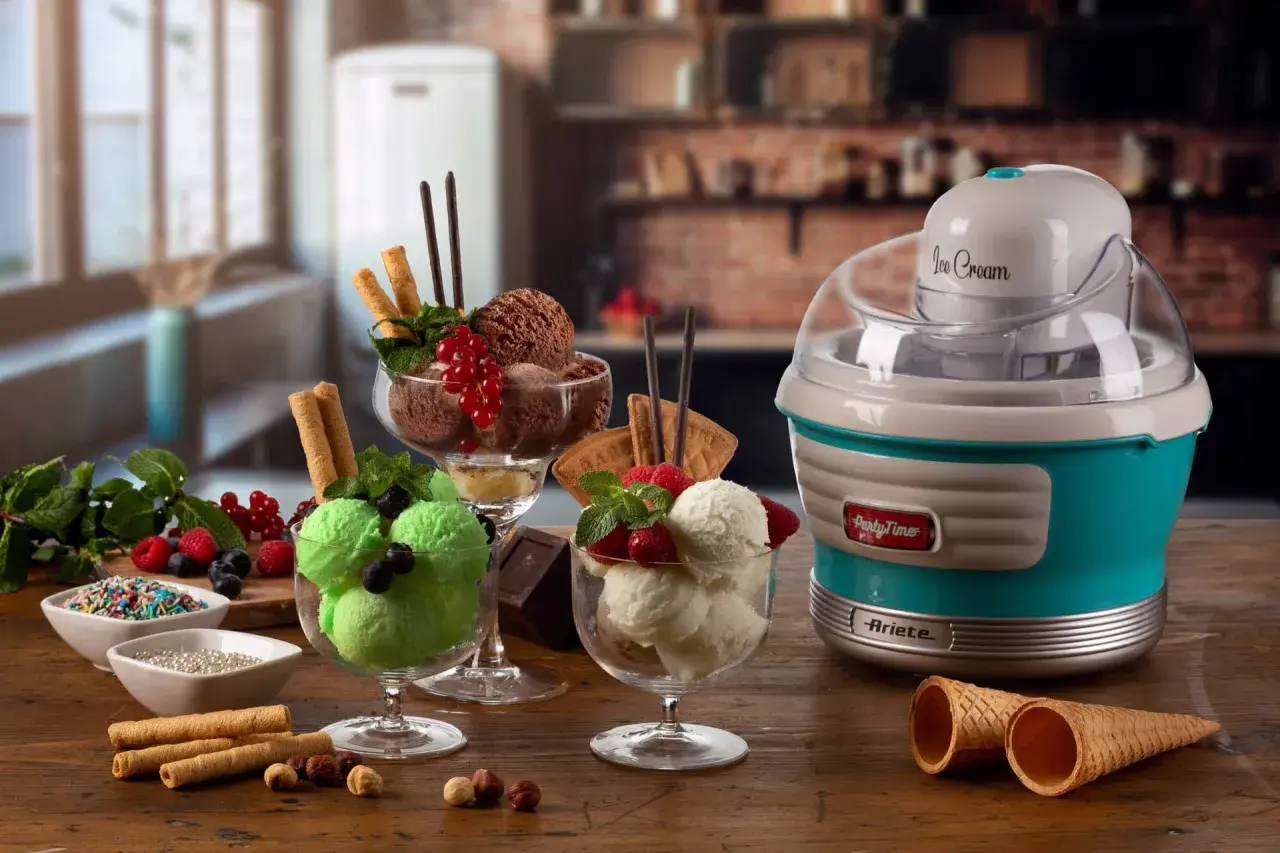 Gelatiera Ariete Party Time, pronta per creare deliziosi gelati con tante ricette. Coppe di gelato alla menta, cioccolato e vaniglia, guarnite con frutta fresca e cialde.