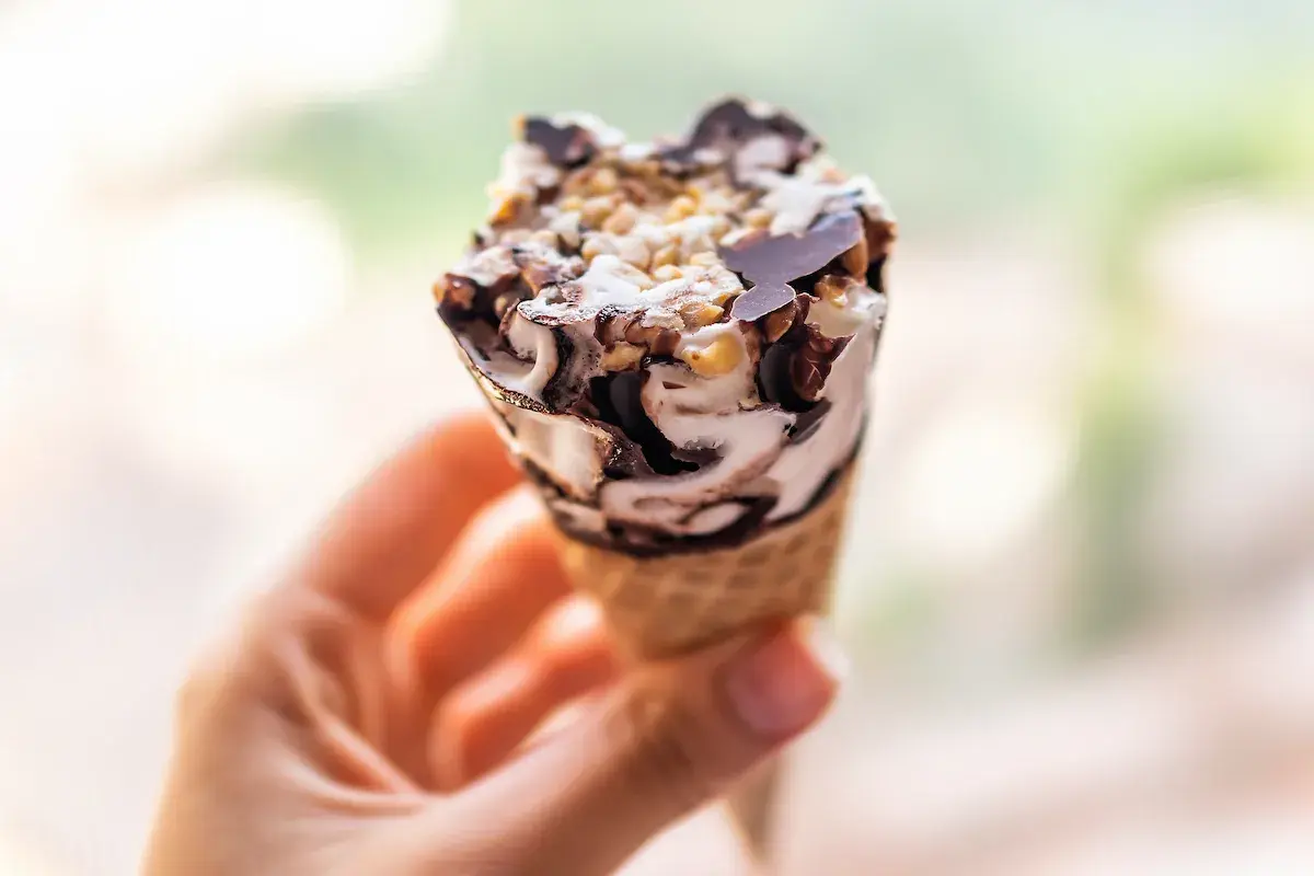 Cono gelato con panna, cioccolato e nocciole. Attenzione, il gelato è lassativo!