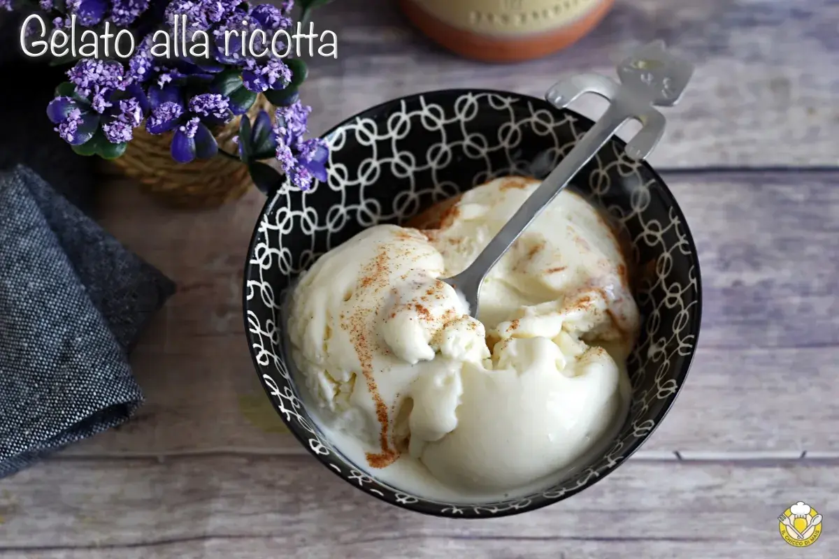 Gelato alla ricotta fatto in casa con gelatiera, servito in una ciotola con cannella.