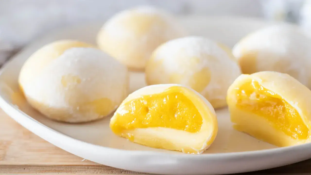 Mochi ripieni di crema gialla, una deliziosa ricetta da provare.