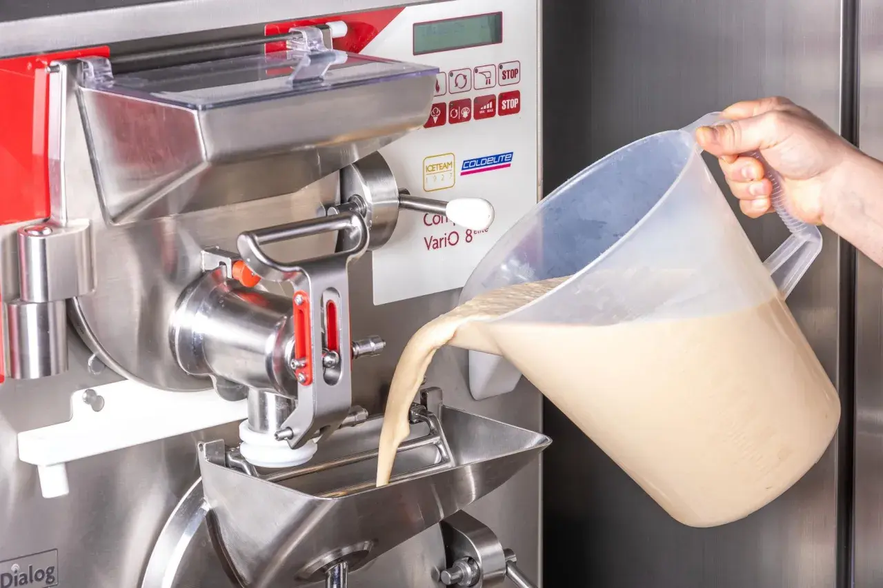 Versare la miscela in una mantecatrice professionale per imparare come si fa il gelato professionale.