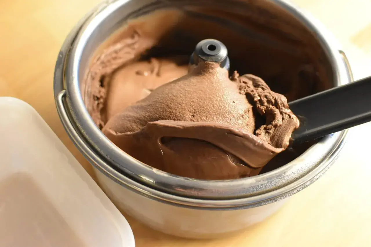Gelato al cioccolato cremoso appena fatto con la gelatiera Koenig. Perfetto per le tue ricette!