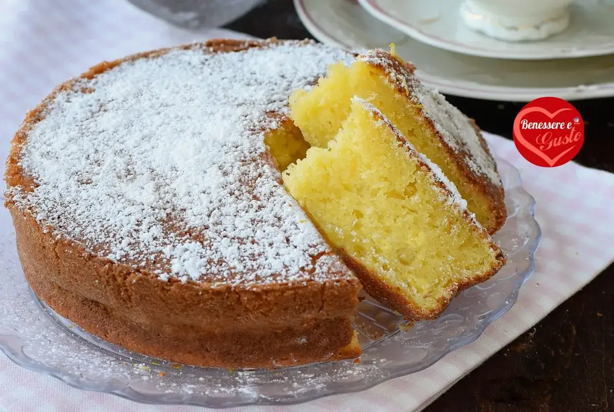 Torta semplice e veloce, soffice e profumata, spolverata di zucchero a velo. Perfetta per ogni momento della giornata.