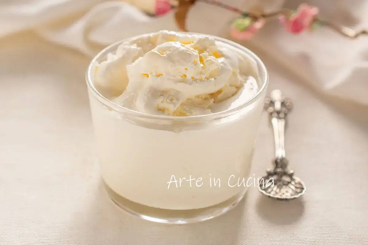 Un bicchiere di spumoni ice cream, cremoso e invitante, con un cucchiaino d'argento accanto.
