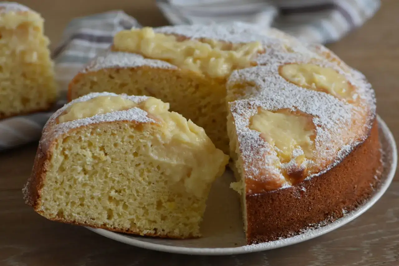 Delizioso pan di spagna soffice, farcito con crema pasticcera e spolverato di zucchero a velo. Un classico intramontabile.