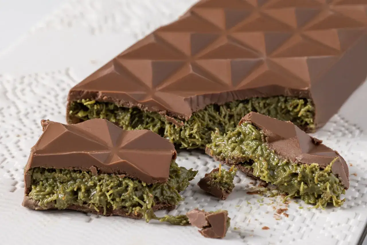 Delizioso cioccolato al latte fatto in casa, con un ripieno verde e croccante che invita a un morso.