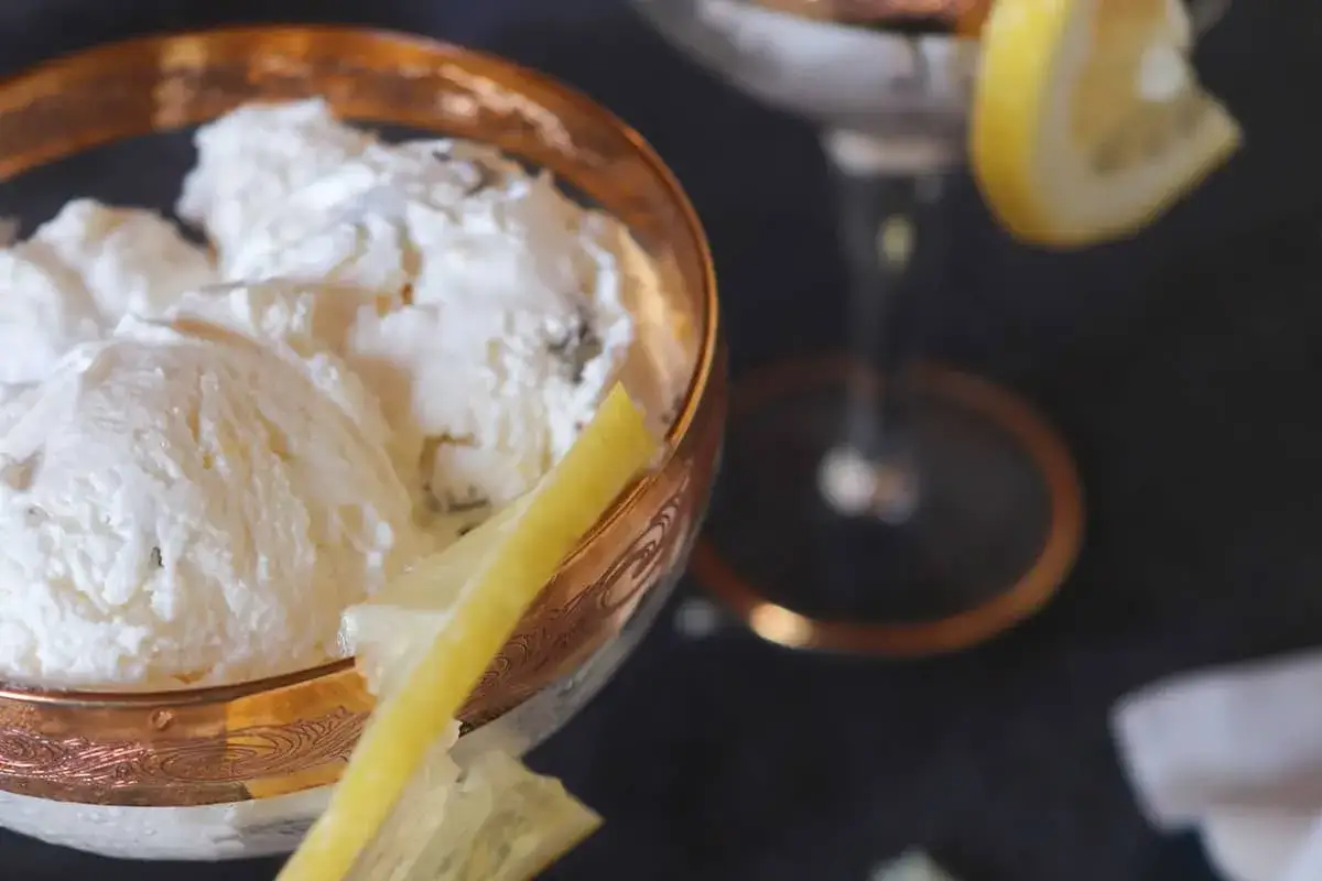 Delizioso gelato alla ricotta fatto in casa con gelatiera, guarnito con scorze di limone.