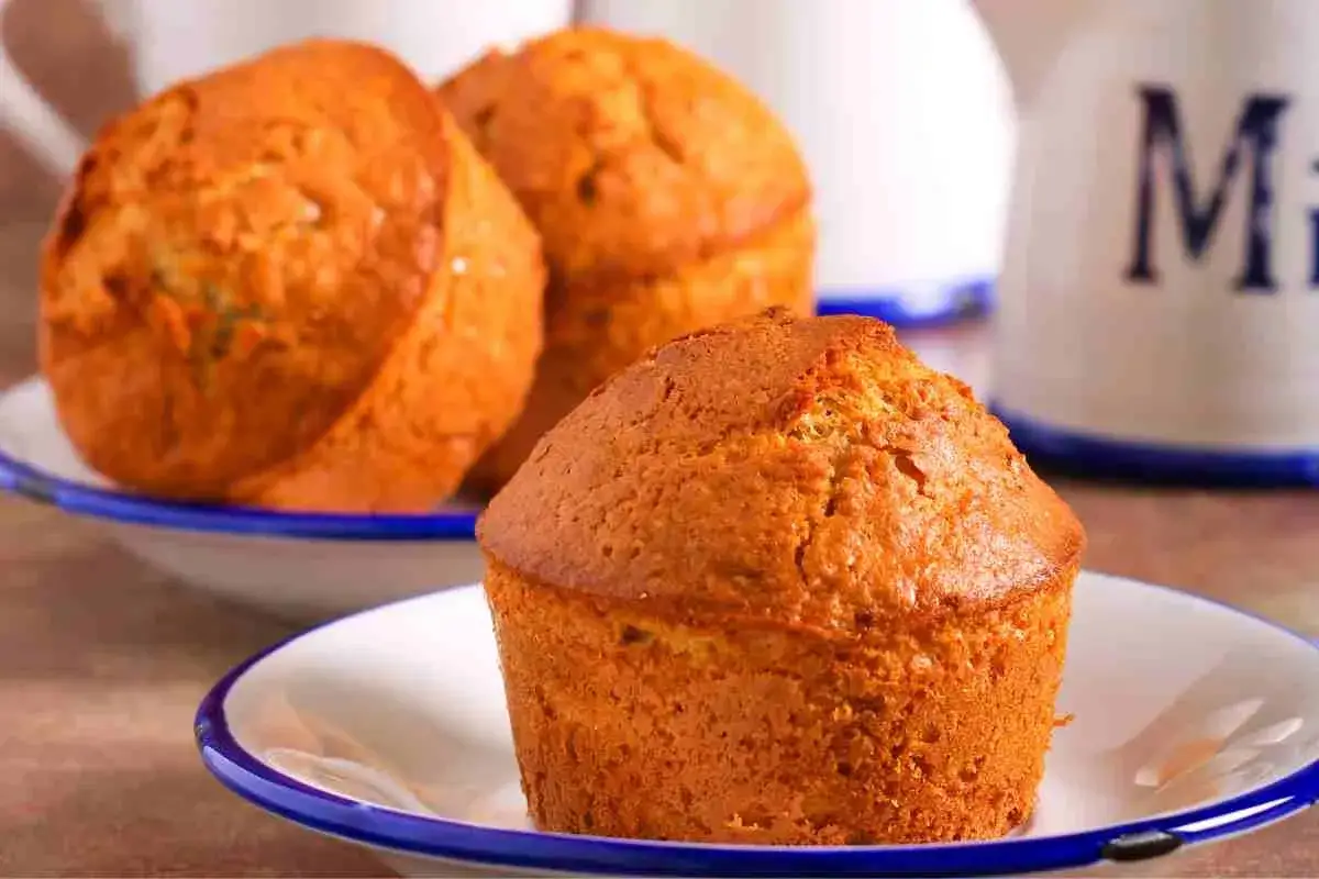 Muffin dorati, un delizioso dolce per diabetici fatto in casa, serviti su piattini con bordo blu.