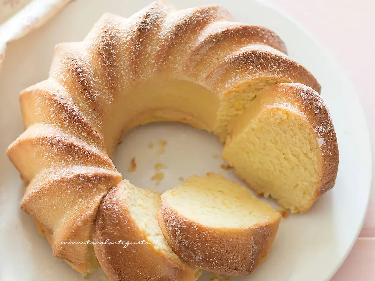 Dolce soffice e profumato, perfetto per le tue ricette con ricotta. Una fetta invitante mostra la sua morbidezza.