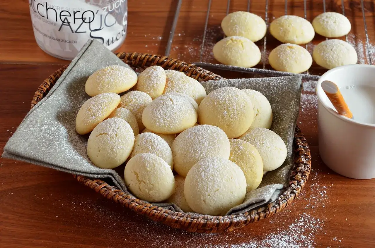 Biscotti soffici spolverati di zucchero a velo, perfetti per la colazione. Si pu&ograve; usare la panna da cucina nei dolci per renderli ancora pi&ugrave; golosi.