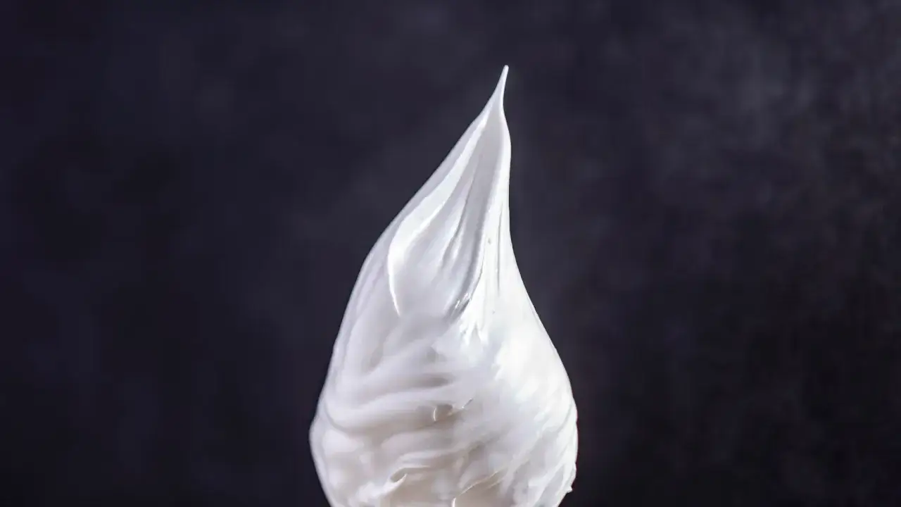 Una soffice punta di panna montata, perfetta per decorare torte e dessert. Ecco cosa fare con la panna da montare per creare dolci deliziosi.