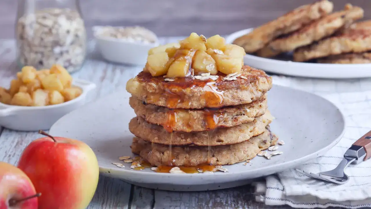 Pancakes senza glutine con mele caramellate e sciroppo d'acero, un dolce inizio di giornata.