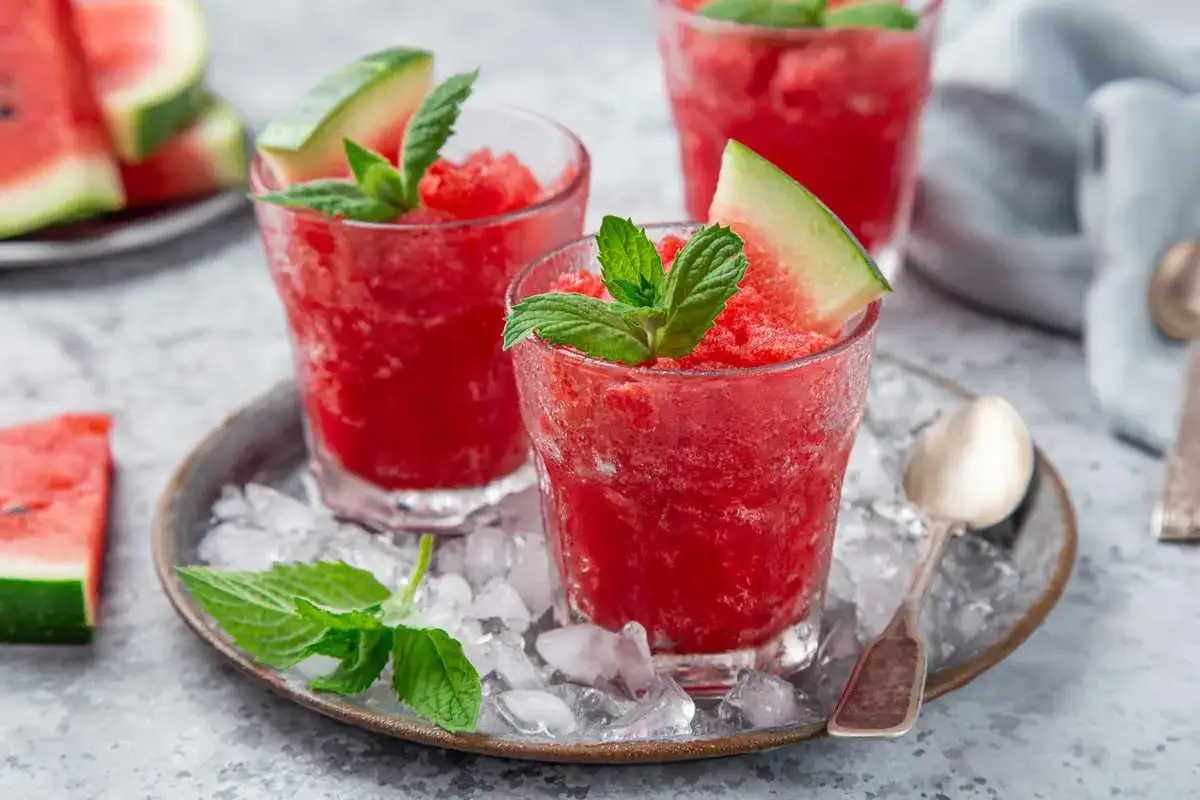 Granita all'anguria, perfetta per rinfrescarsi. Scopri come fare la granita in casa con questa ricetta estiva.