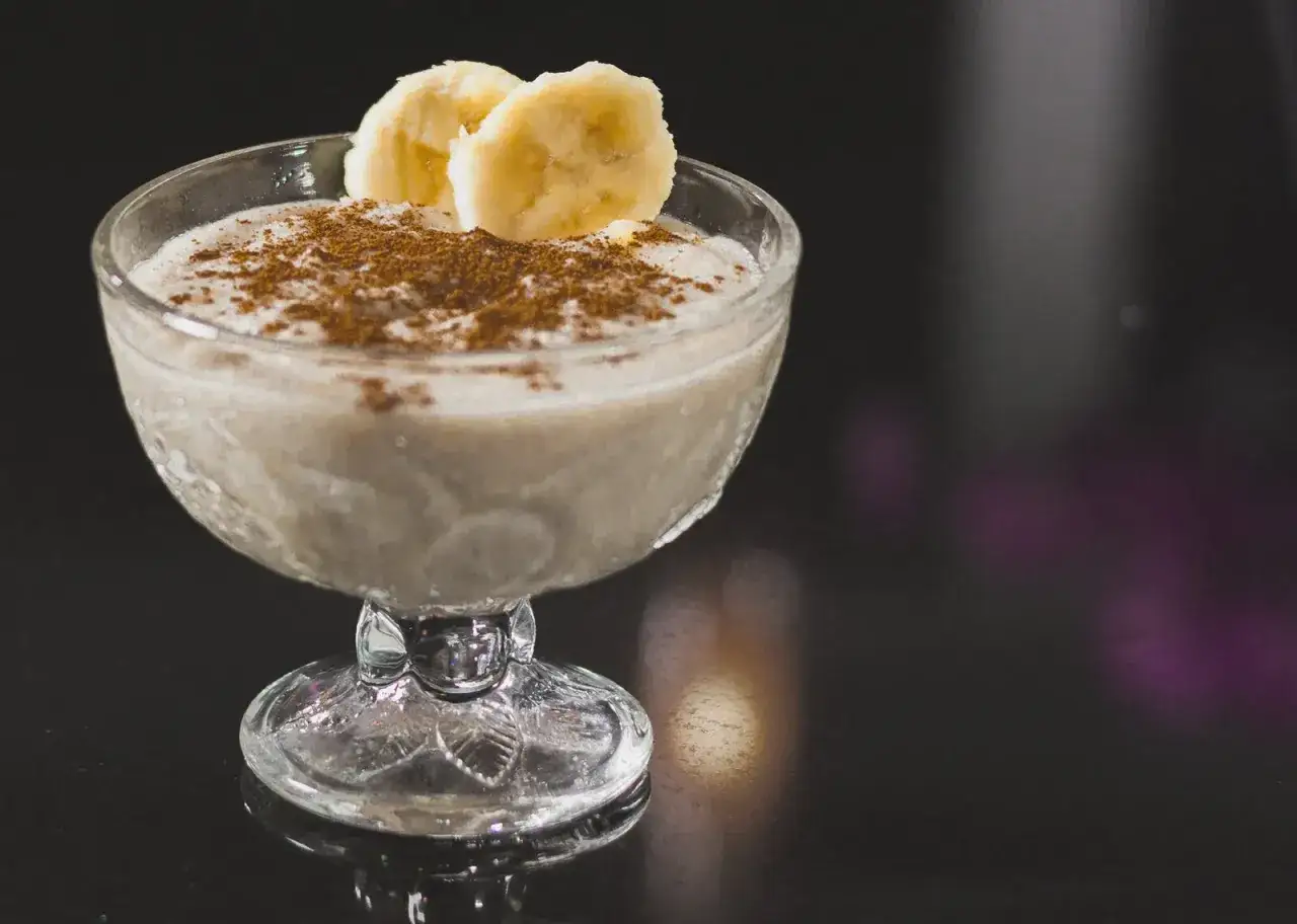 Delizioso gelato alla banana e yogurt senza gelatiera, guarnito con fettine di banana e una spolverata di cannella.