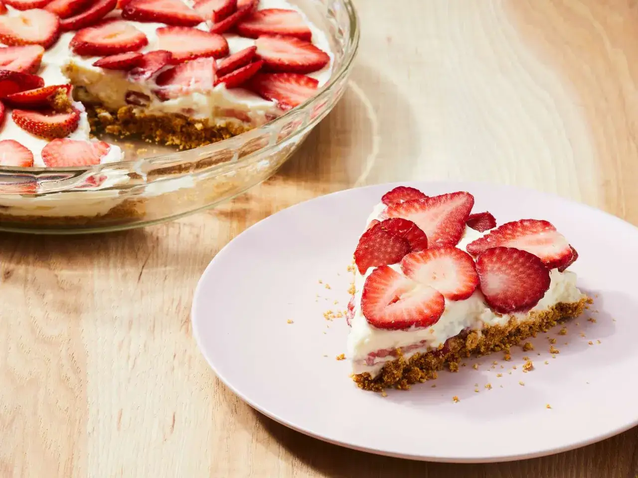 Torta fredda alle fragole con base croccante, perfetta per chi cerca ricette con eritritolo per un dolce senza zuccheri aggiunti.