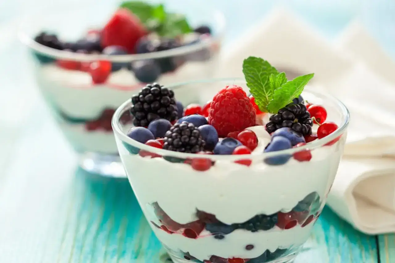 Coppette di yogurt greco e frutti di bosco, un'alternativa leggera e gustosa alla panna.