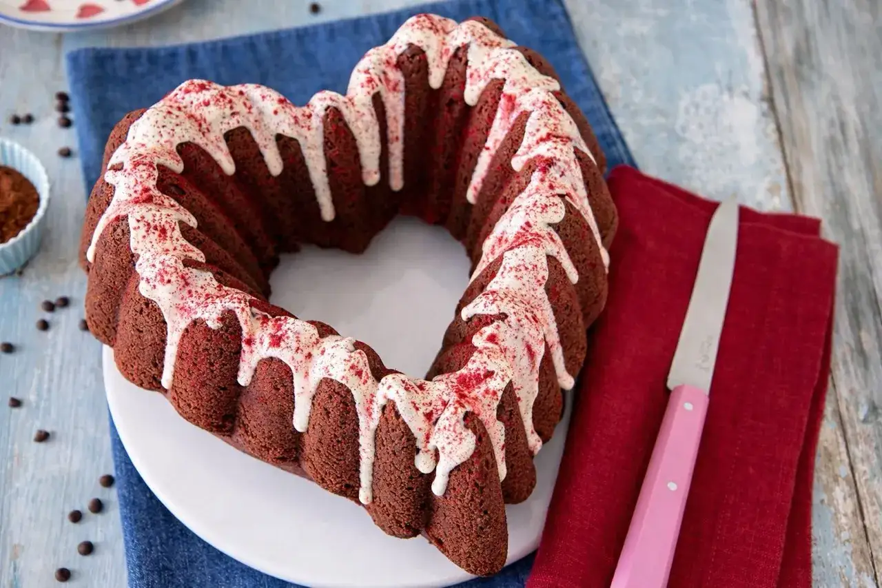 Cuore di torta barbabietola e cioccolato, decorato con glassa bianca e polvere rossa.