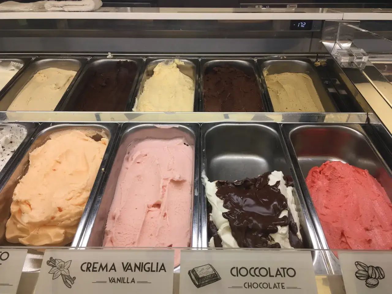 Un'esplosione di sapori per la giornata del gelato: vaniglia, cioccolato, fragola e tanti altri gusti ti aspettano in questa vetrina refrigerata.