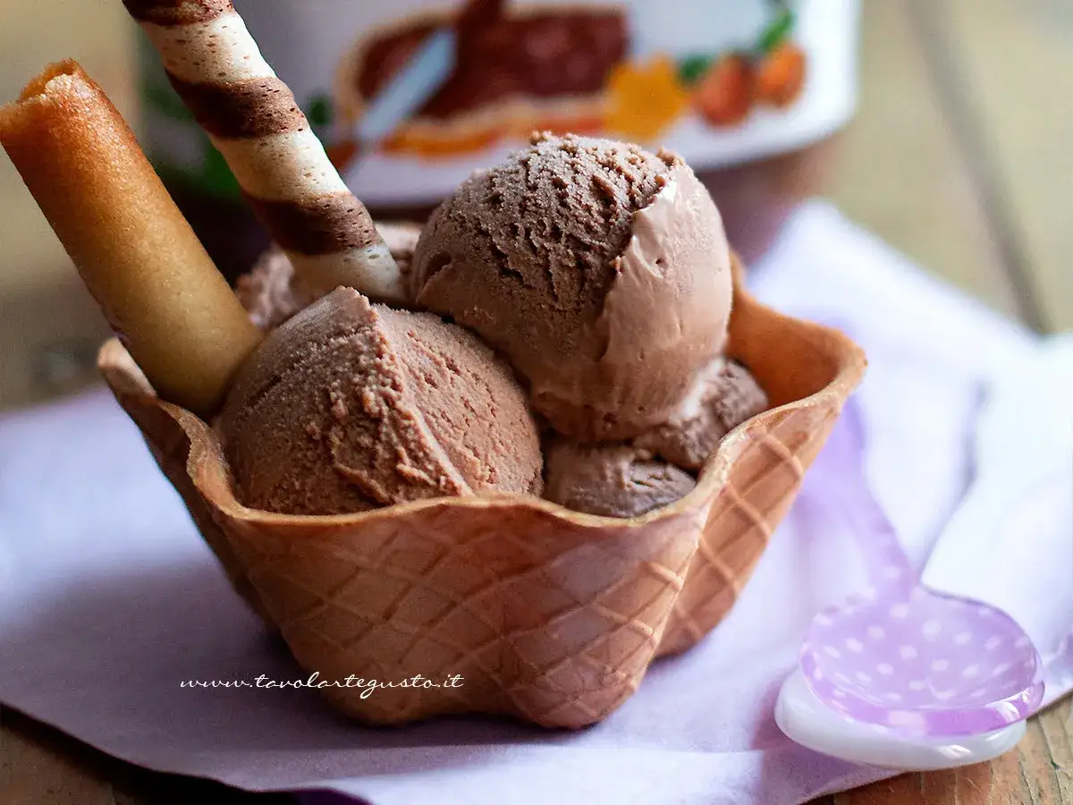 Coppetta di gelato alla Nutella fatta in casa, con cialda croccante e biscotti. Un sogno goloso preparato con il Bimby.