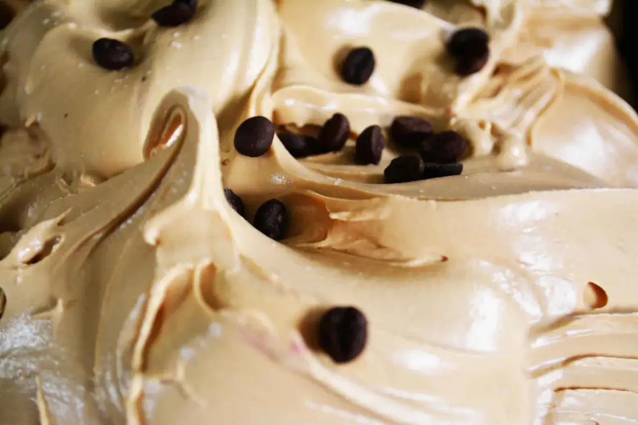 Gelato al caffè espresso cremoso, con chicchi di caffè scuro sparsi sopra. Un piacere per gli occhi e per il palato.
