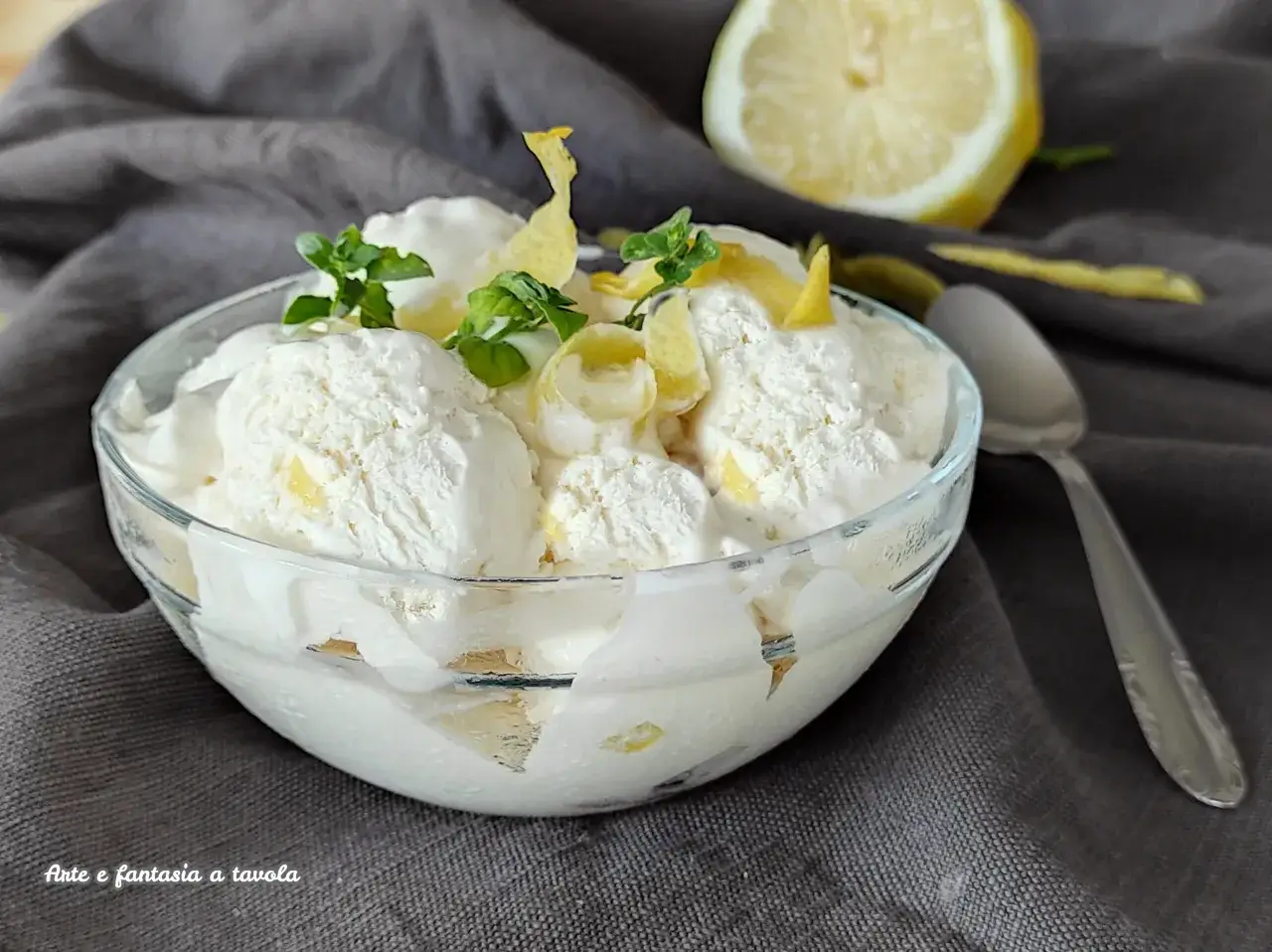 Coppa di gelato al limone, guarnita con scorzette e menta. Forse il primo gusto di gelato inventato, fresco e profumato.