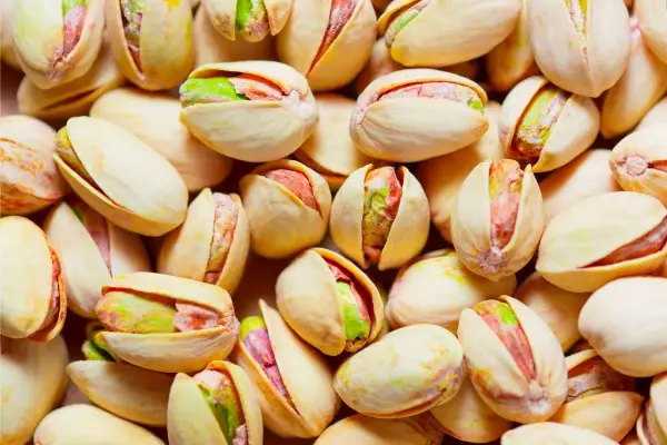 Un primo piano di pistacchi tostati, perfetti per un abbinamento con pistacchio in ricette dolci o salate.