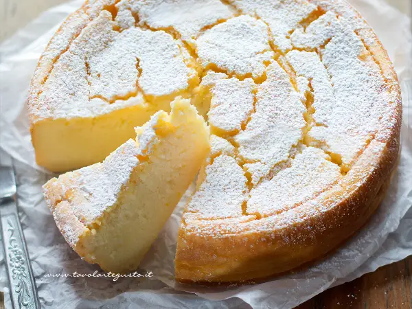 Torta soffice e dorata, cosparsa di zucchero a velo. Si può usare la panna da cucina nei dolci per renderli ancora più golosi.